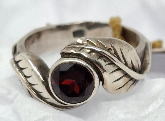 Ring - silver 2 leaf with garnet